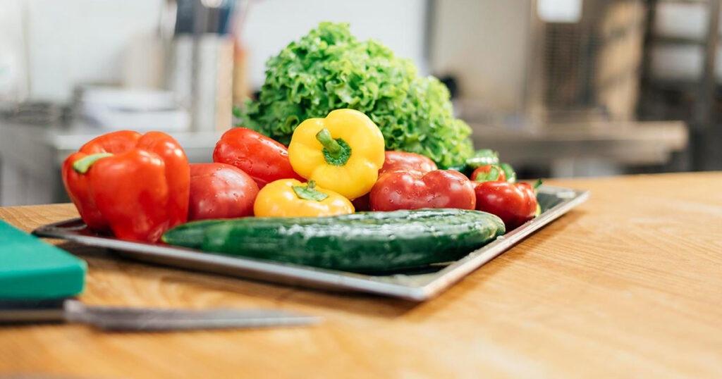 প্লাস্টিক ব্যবহার না করে যেভাবে খাবার সংরক্ষণ করবেন প্লাস্টিক ব্যবহার না করে যেভাবে খাবার সংরক্ষণ করবেন