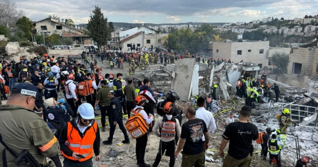 ইরানি ক্ষেপণাস্ত্র হামলায় ইসরায়েলে অন্তত ৮ জন নিহত