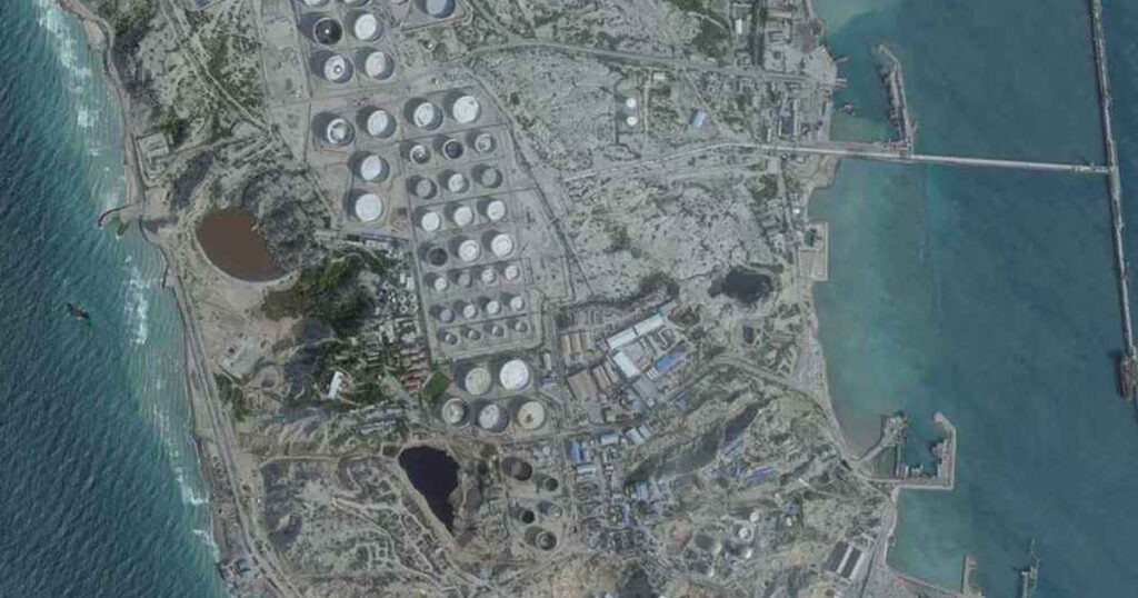 ইরানের তেল রপ্তানি কেন্দ্রে ভয়াবহ বোমা হামলা যুক্তরাষ্ট্রের, তেলের দাম আরও বাড়ার আশঙ্কা ইরানের তেল রপ্তানি কেন্দ্রে ভয়াবহ বোমা হামলা যুক্তরাষ্ট্রের, তেলের দাম আরও বাড়ার আশঙ্কা