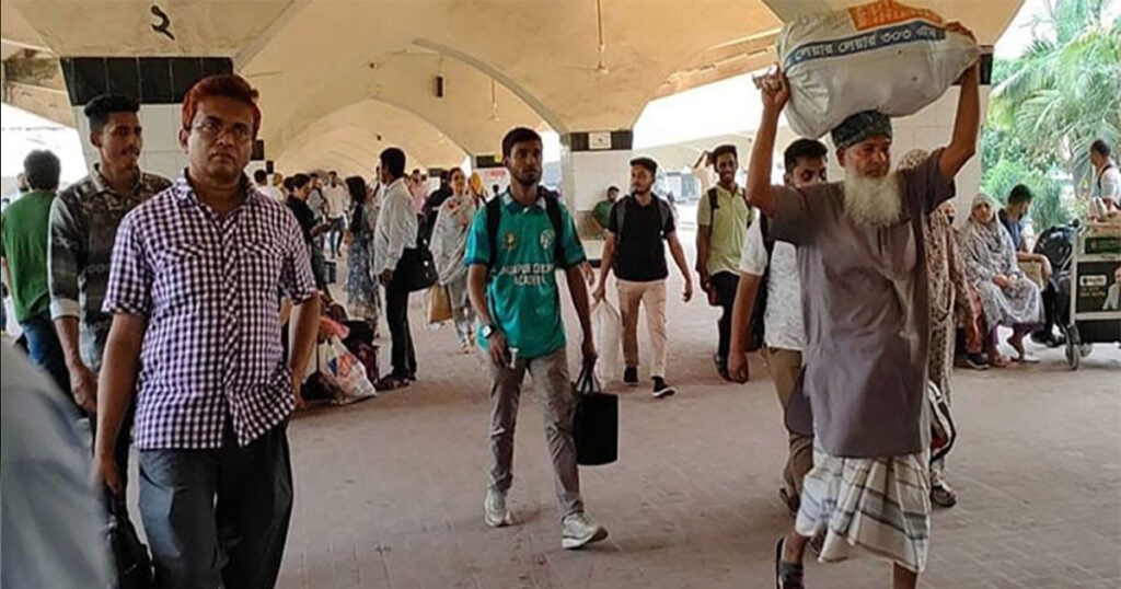 ঈদের ছুটি কাটিয়ে রাজধানীতে ফিরছেন কর্মজীবীরা