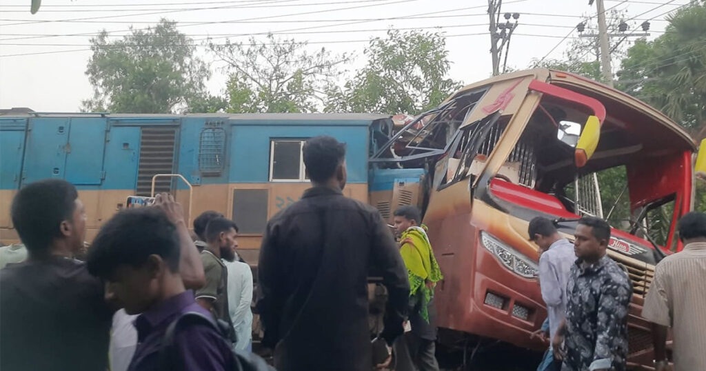 কুমিল্লায় বাস-ট্রেন সংঘর্ষে শিশু-নারীসহ নিহত ১২ কুমিল্লায় বাস-ট্রেন সংঘর্ষে শিশু-নারীসহ নিহত ১২