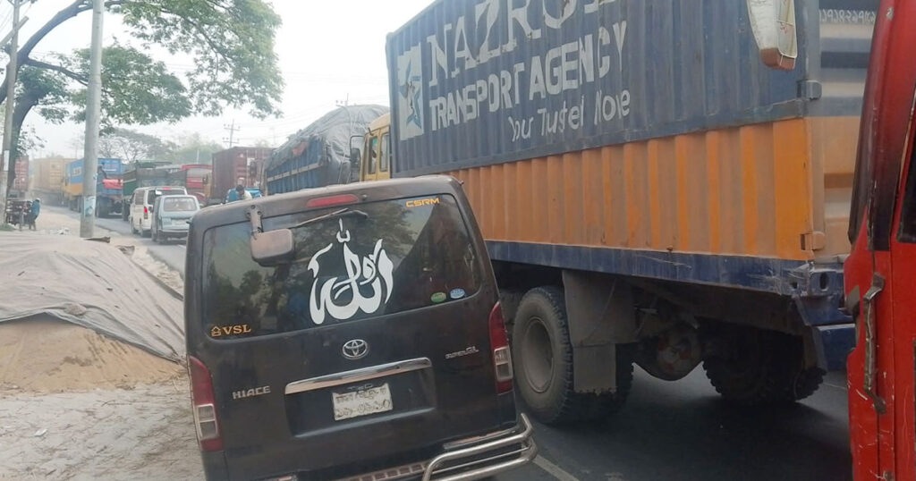 কুমিল্লায় শ্রমিকদের আন্দোলনে ঢাকা-চট্টগ্রাম মহাসড়কে যানজট