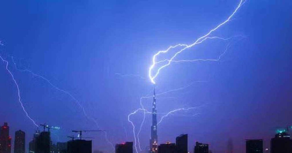 দুবাইয়ের বুর্জ খলিফার উপর ভয়াবহ বজ্রপাত দুবাইয়ের বুর্জ খলিফার উপর ভয়াবহ বজ্রপাত