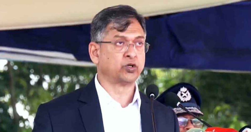 পুলিশকে আগের পোশাকে ফেরাতে কাজ করছে সরকার: স্বরাষ্ট্রমন্ত্রী পুলিশকে আগের পোশাকে ফেরাতে কাজ করছে সরকার স্বরাষ্ট্রমন্ত্রী