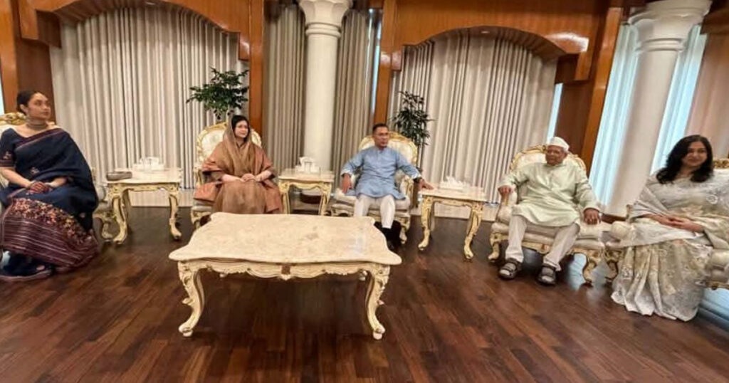 প্রধানমন্ত্রীর সঙ্গে সাবেক প্রধান উপদেষ্টার ঈদ শুভেচ্ছা বিনিময় প্রধানমন্ত্রীর সঙ্গে সাবেক প্রধান উপদেষ্টার ঈদ শুভেচ্ছা বিনিময়