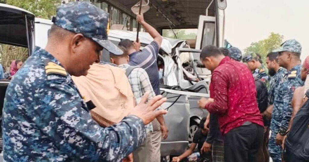 বাগেরহাটে বাস-মাইক্রোবাস সংঘর্ষে নিহত ১২