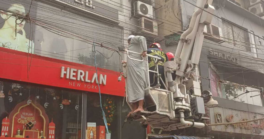 মিরপুরের বাণিজ্যিক ভবনের আগুন নিয়ন্ত্রণে মিরপুরের বাণিজ্যিক ভবনের আগুন নিয়ন্ত্রণে