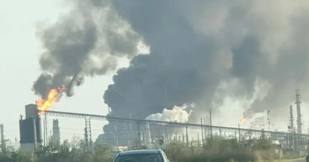 যুক্তরাষ্ট্রে তেল শোধনাগারে ভয়াবহ বিস্ফোরণ