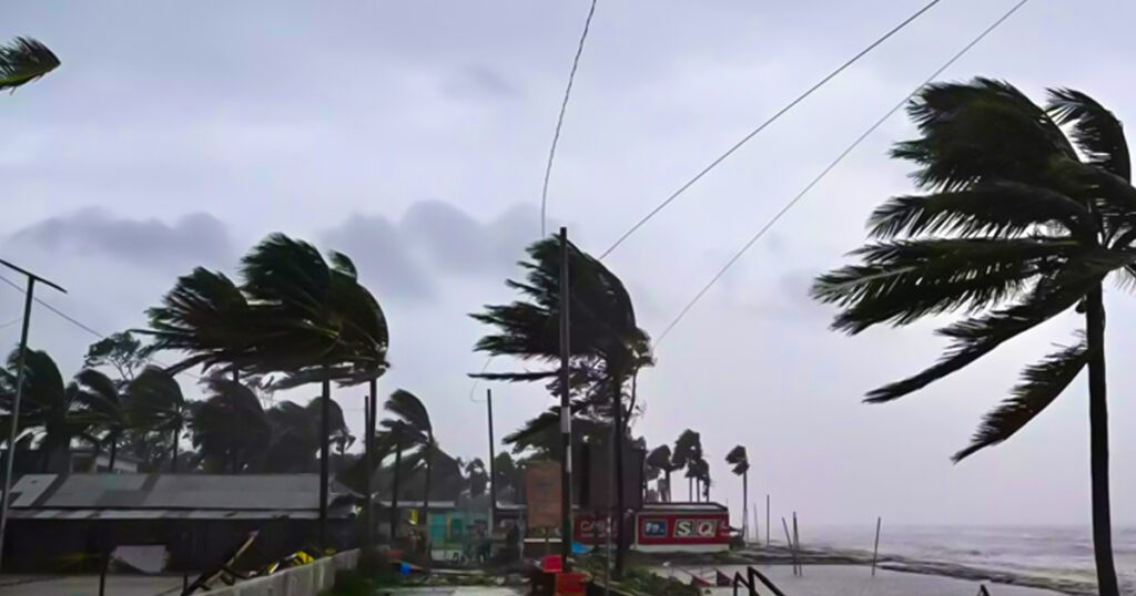 রাতে ঢাকাসহ ২০ অঞ্চলে ঝড় ও শিলাবৃষ্টির আভাস