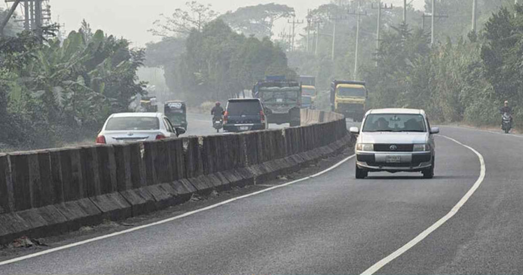 সাতসকালে ঢাকা-চট্টগ্রাম মহাসড়কে ত্রিমুখী সংঘর্ষ, নিহত ৩
