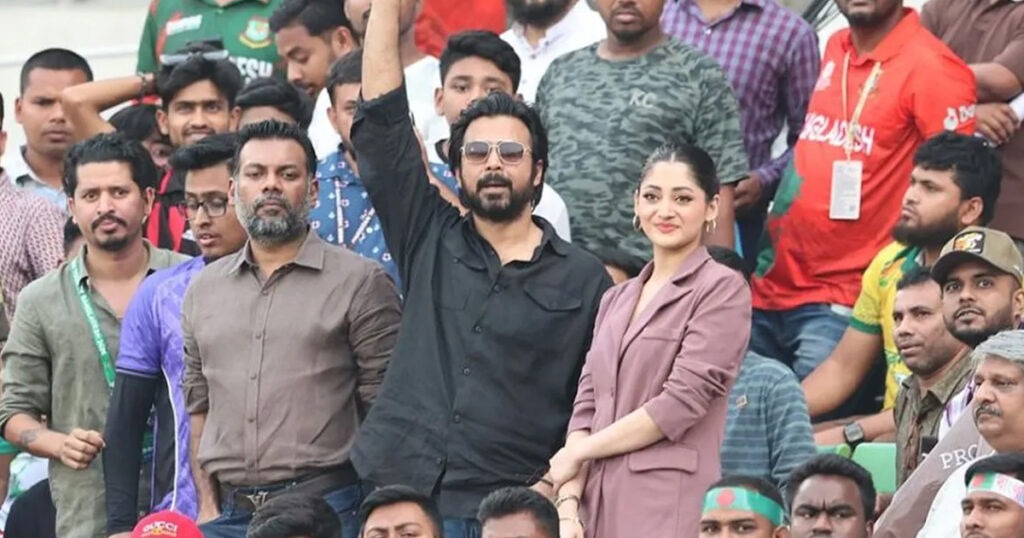 স্টেডিয়ামে নজর কাড়লেন পূজা-নিশো