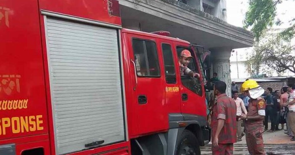 হাতিরপুলে দোকানে আগুন, ৪ ইউনিটের চেষ্টায় নিয়ন্ত্রণে