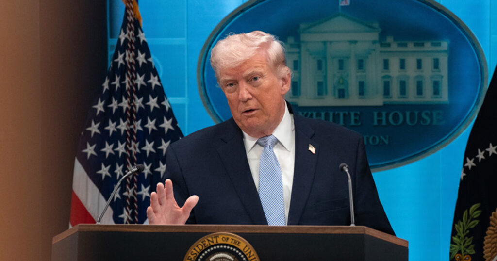 ইরানের সঙ্গে দুই সপ্তাহের যুদ্ধবিরতির ঘোষণা ট্রাম্পের