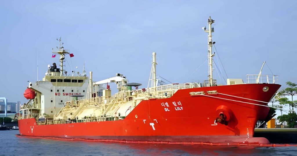 এপ্রিলের ২০ দিনে এসেছে জ্বালানি তেলের ১২ জাহাজ