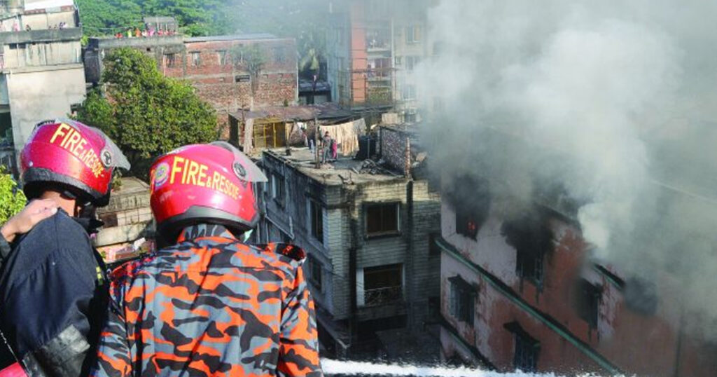 কদমতলীতে গ্যাসলাইটার কারখানায় আগুন, নিয়ন্ত্রণে ৩ ইউনিট
