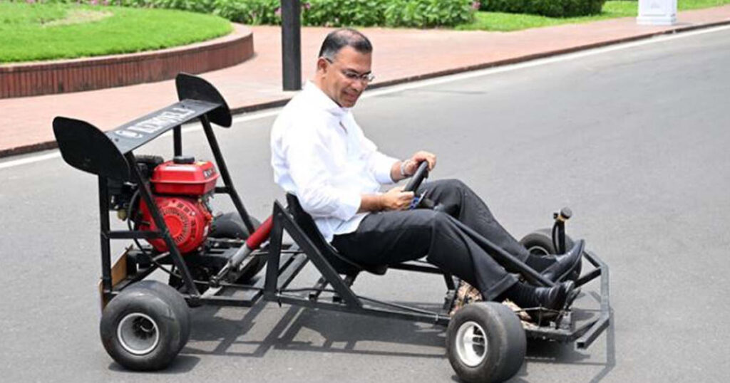 কলেজছাত্র রিজওয়ানের বানানো ‘রেসিং কার’ চালালেন প্রধানমন্ত্রী