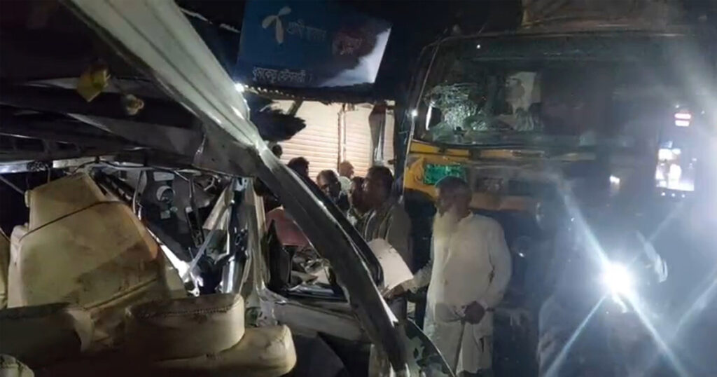 কুড়িগ্রামে ট্রাক-মাইক্রোবাস সংঘর্ষে শিশুসহ তিনজন নিহত