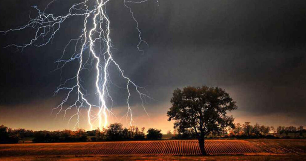 গাইবান্ধায় বজ্রপাতে প্রাণ গেল ৩ জনের 