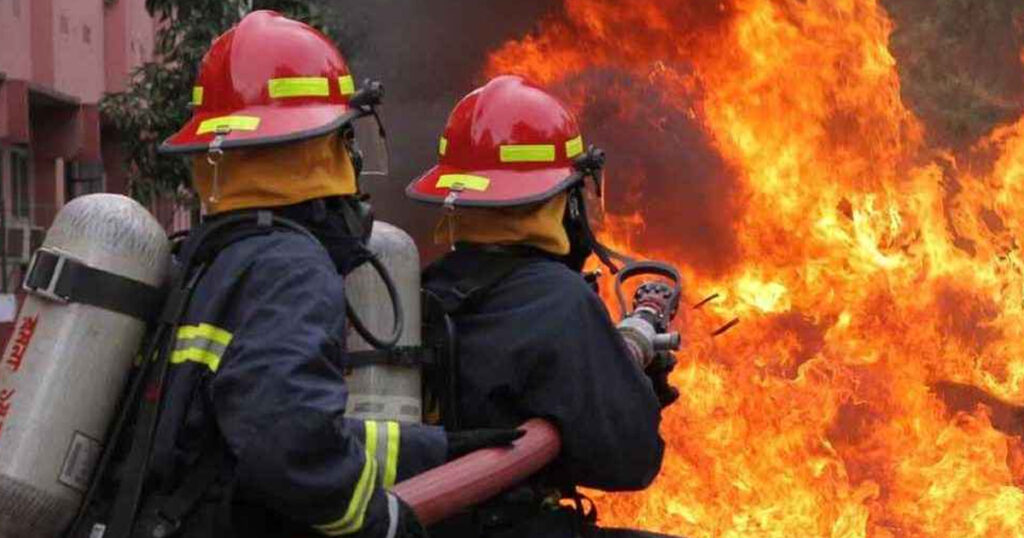 চট্টগ্রামে বস্তিতে ভয়াবহ আগুন