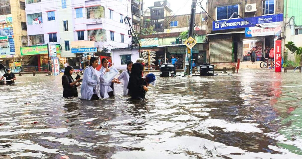 চট্টগ্রামে বুকসমান পানি