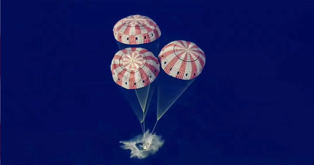 চন্দ্রাভিযান শেষে নিরাপদে পৃথিবীতে ফিরলেন নভোচারীরা