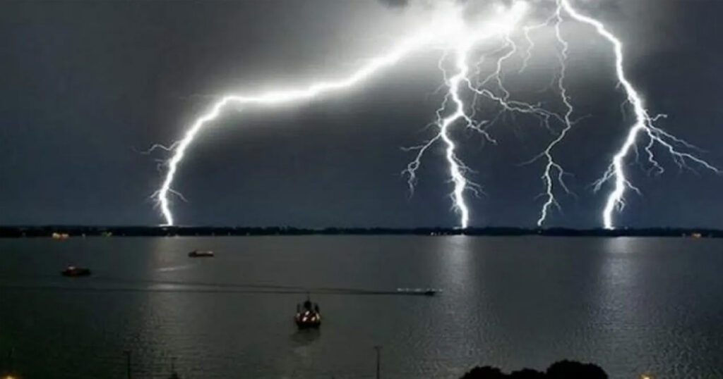 জামালপুরে নদীতে মাছ ধরতে গিয়ে বজ্রপাতে যুবকের মৃত্যু