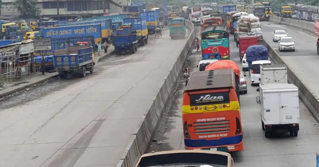 ঢাকা-চট্টগ্রাম মহাসড়কে ২০ কিলোমিটার যানজট ঢাকা-চট্টগ্রাম মহাসড়কে ২০ কিলোমিটার যানজট