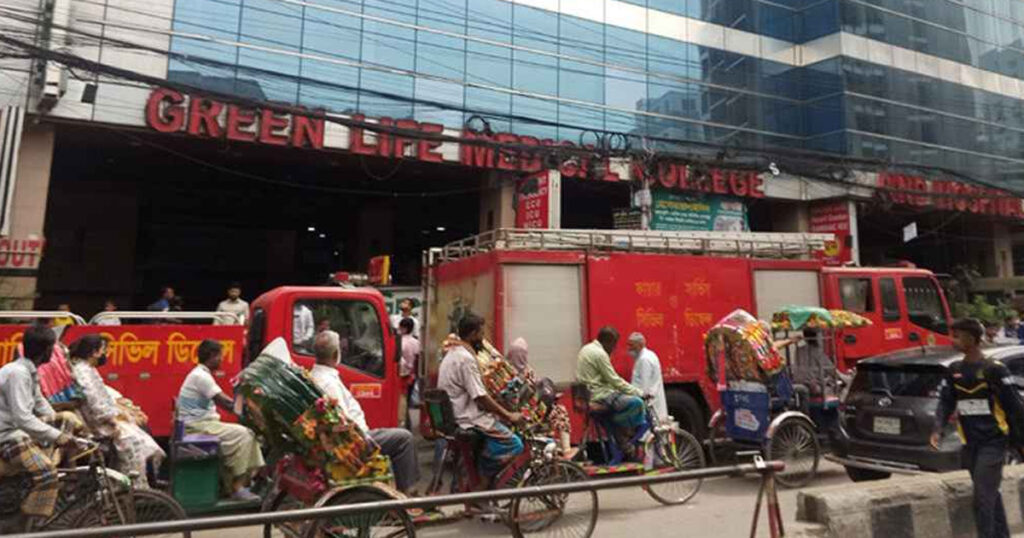 ঢাকার গ্রিন লাইফ হাসপাতালে আগুন