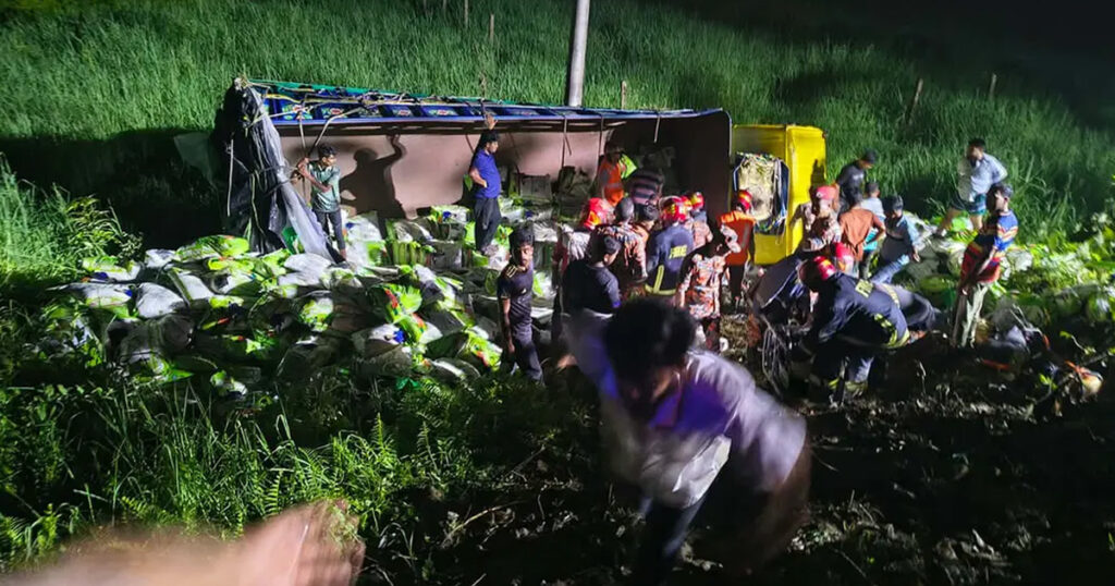 দাউদকান্দিতে ট্রাক উল্টে নিহত ৭