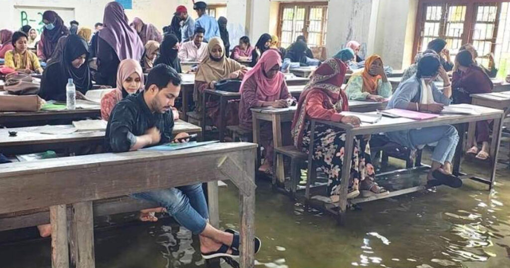 পানির মধ্যেই পরীক্ষা দিলেন কুমিল্লা ভিক্টোরিয়া কলেজের শিক্ষার্থীরা
