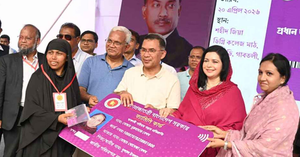 বগুড়ায় ফ্যামিলি কার্ড বিতরণ করলেন প্রধানমন্ত্রী