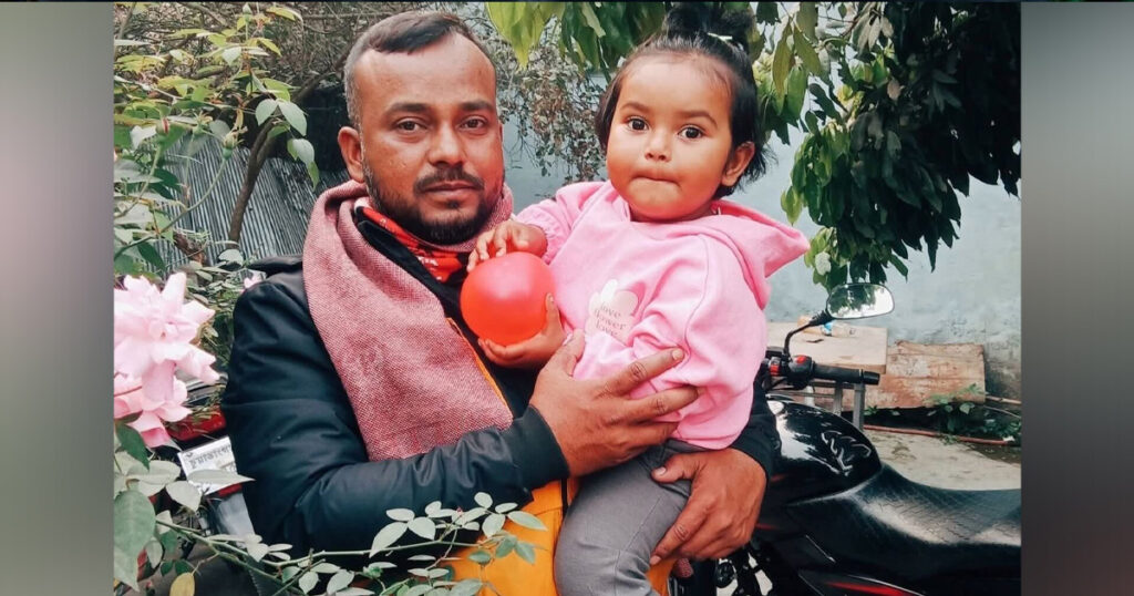 বজ্রাঘাতে প্রাণ গেল বাবার, কোল থেকে ছিটকে প্রাণে বাঁচল শিশুসন্তান