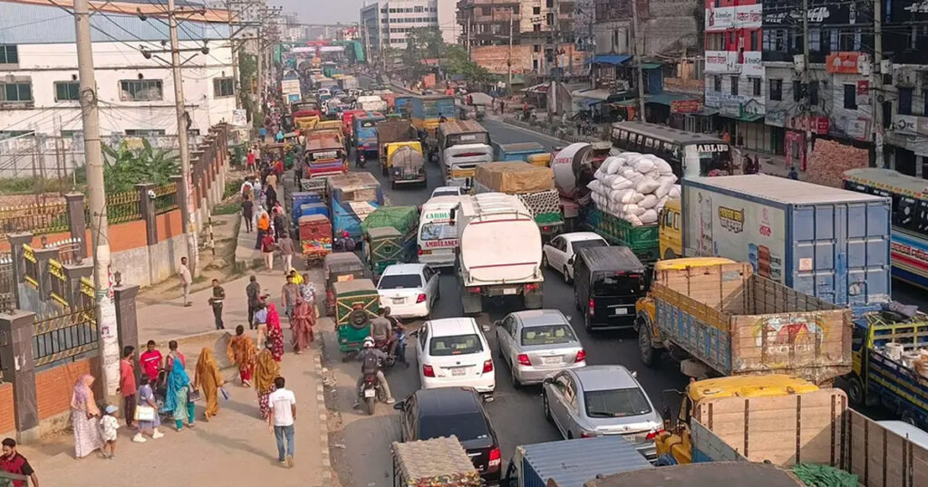 মালবাহী ট্রাক উল্টে ঢাকা-টাঙ্গাইল মহাসড়কে ৪ কিলোমিটার যানজট