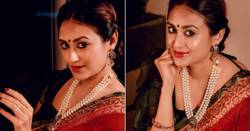 শাড়িতে স্নিগ্ধতা ছড়ালেন কুসুম শিকদার