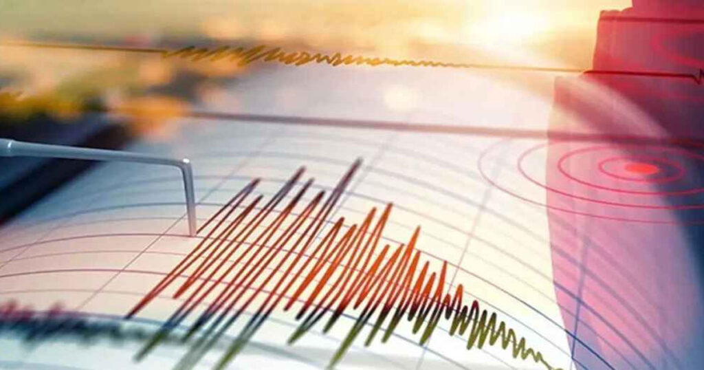 সাতসকালে ভূমিকম্পে কাঁপল দেশ