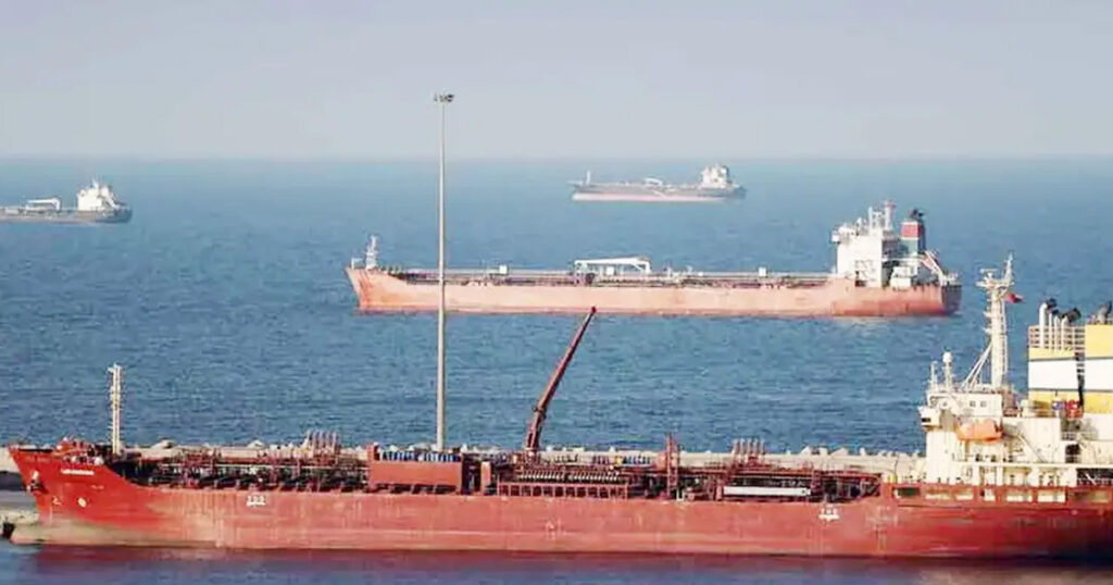 হরমুজ দিয়ে দিনে ১৫টির বেশি জাহাজ নয়, যুক্তরাষ্ট্রকে শর্ত ইরানের