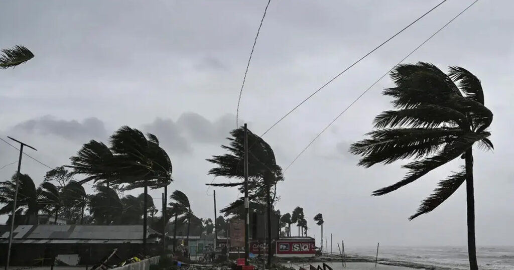 দেশের ৪ অঞ্চলে বজ্রবৃষ্টির আভাস, নদীবন্দরে সতর্ক সংকেত