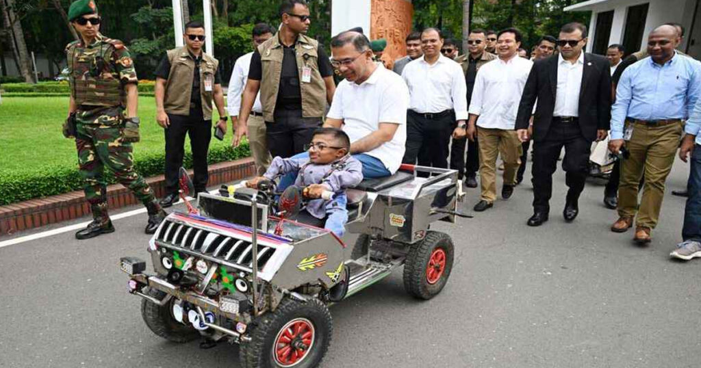 কলেজছাত্রের বানানো স্মার্ট কারে চড়ে উৎসাহ দিলেন প্রধানমন্ত্রী