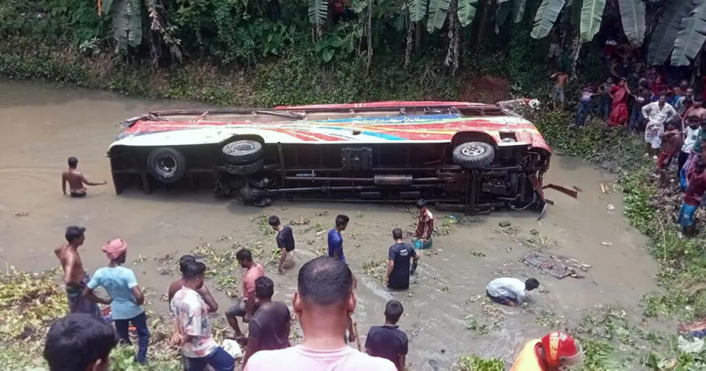 কুষ্টিয়ায় যাত্রীবাহী বাস ও ট্রাকের সংঘর্ষে নিহত ৩, বহু হতাহতের শঙ্কা