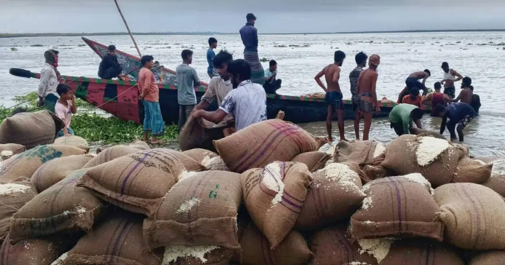ঝড়ে ভিজিএফের ৪৬৭ বস্তা চালসহ দুই নৌকাডুবি