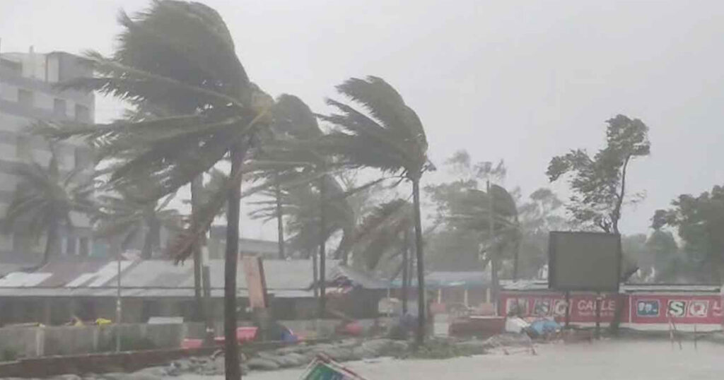 ১০ অঞ্চলে ঝড়ো হাওয়াসহ বৃষ্টির পূর্বাভাস, নদীবন্দরে সতর্ক সংকেত