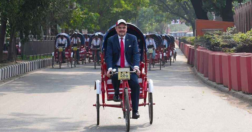 ঢাকার রাস্তায় রিকশা চালালেন মা‌র্কিন রাষ্ট্রদূত