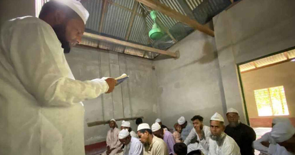 ফরিদপুরে ভক্তদের নিয়ে ঈদের নামাজ পড়লেন পীর