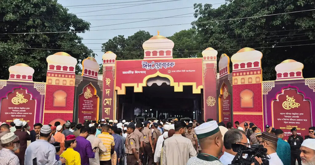 বায়তুল মোকাররমে ঈদের প্রথম জামাত অনুষ্ঠিত