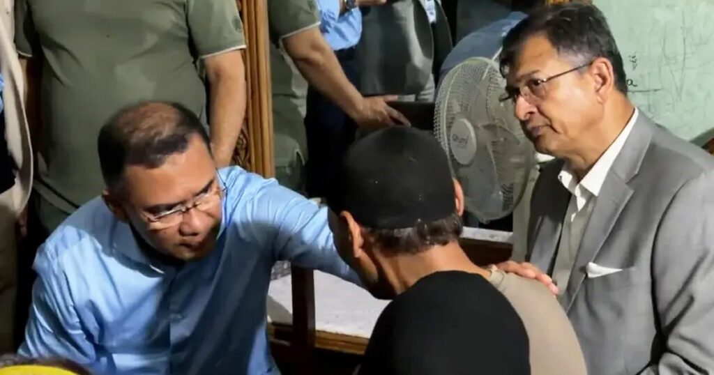 রামিসার বাবার কাঁধে হাত রেখে আশ্বাস দিলেন প্রধানমন্ত্রী রামিসার বাবার কাঁধে হাত রেখে আশ্বাস দিলেন প্রধানমন্ত্রী