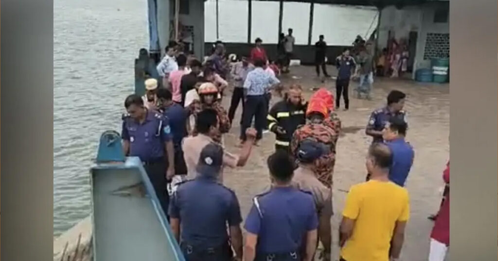 দৌলতদিয়া ঘাটে নিয়ন্ত্রণ হারিয়ে আবারও বাস পড়ল নদীতে