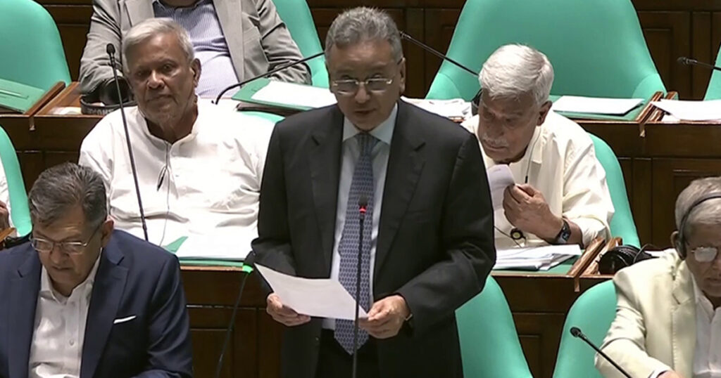 কর বাড়িয়ে নয়, করের আওতা সম্প্রসারণ করে লক্ষ্যমাত্রা অর্জন করতে চায় সরকার। এমনটি জানিয়েছেন অর্থমন্ত্রী আমির খসরু মাহমুদ চৌধুরী।