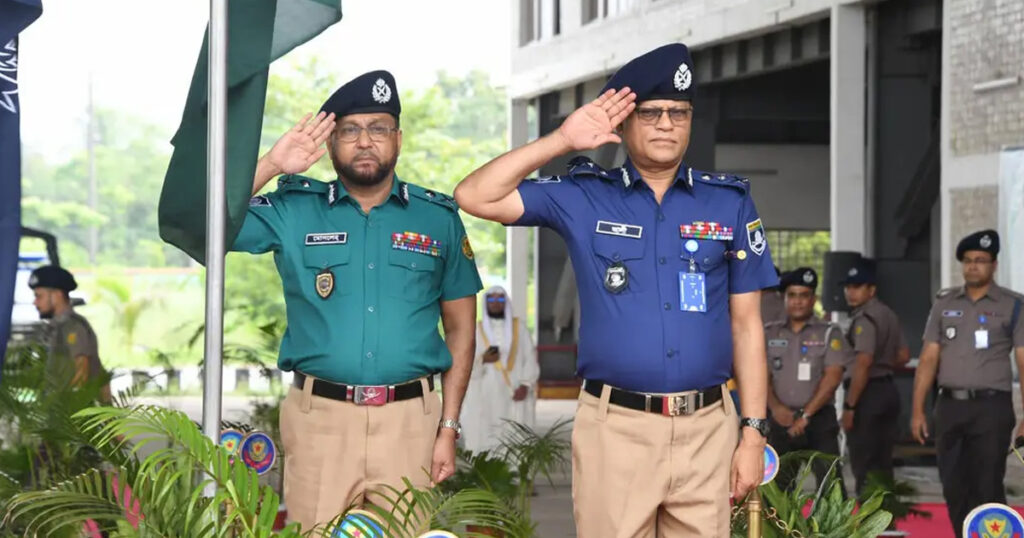গাঢ় নীল-হালকা জলপাই শার্ট ও খাকি প্যান্টে ফিরলো পুলিশ