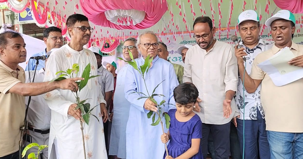 জলবায়ু ঝুঁকি মোকাবিলায় সাভারে ‘ওয়ান চাইল্ড ওয়ান ট্রি’ কর্মসূচির উদ্বোধন
