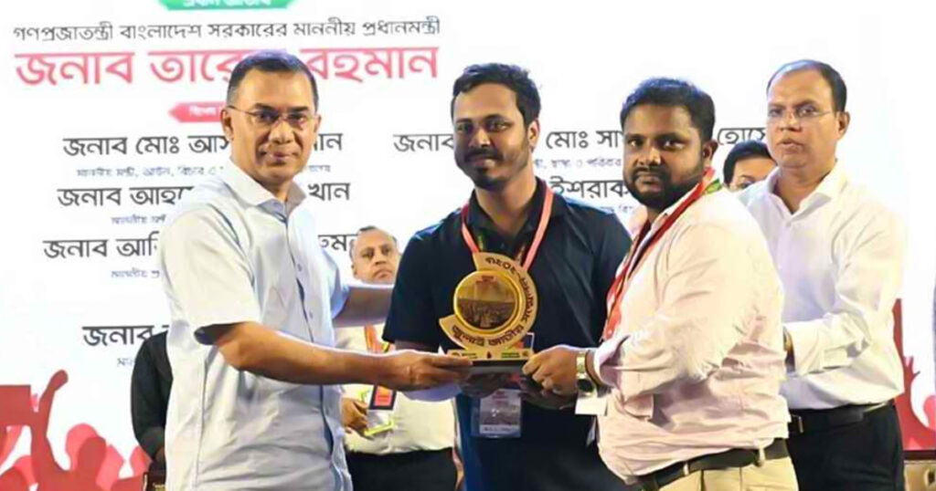 জুলাই স্মৃতি স্মারক তুলে দিলেন প্রধানমন্ত্রী জুলাই স্মৃতি স্মারক তুলে দিলেন প্রধানমন্ত্রী
